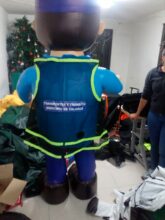 RÉPLICA INFLABLE CAMINANTE  SILUETA HUMANA