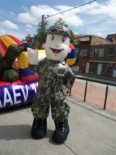 RÉPLICA INFLABLE CAMINANTE MILITAR