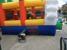 CASTILLO INFLABLE CON TEMATICA DE CONEJO