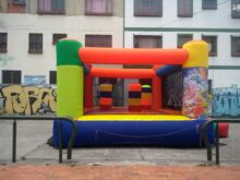 CASTILLO INFLABLE CON TEMÁTICA COLORIDA